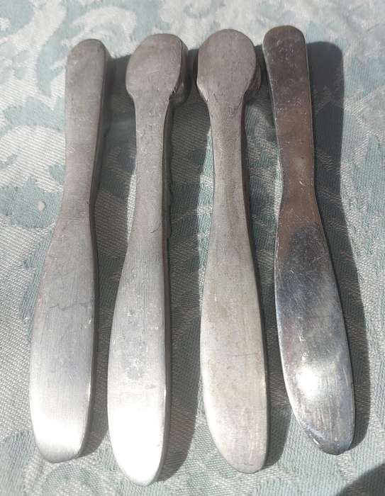 A COLLECTION OF 4 PEWTER PAT'E KNIVES SOLD AS IS