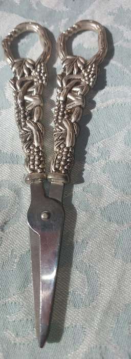 A VINTAGE COLLECTION CUTLERY SOLD AS IS