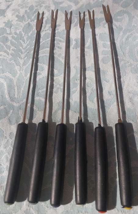A SET OF STAINESS STEEL FONDUE FORKS SOLD AS IS