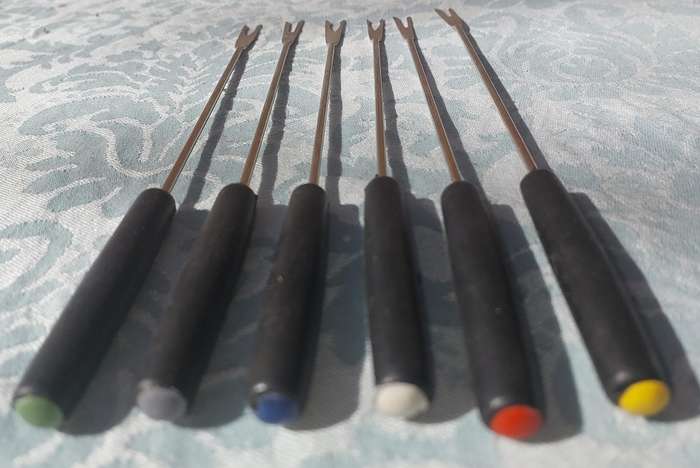 A SET OF STAINESS STEEL FONDUE FORKS SOLD AS IS