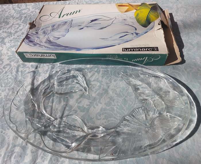 A LUMINARC ARUM SERVING PLATTER SOLD AS IS