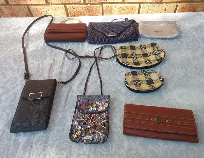 A JOBLOT CLUTCH BAGS AND PURSES SOLD AS IS R450