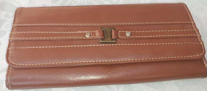A JOBLOT CLUTCH BAGS AND PURSES SOLD AS IS R450