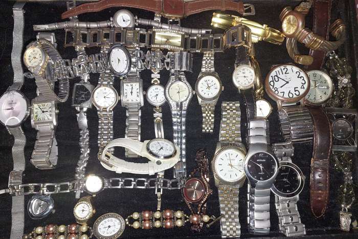A BULK JOBLOT QUARTZ WATCHES USED SOLD AS IS NOT TESTED
