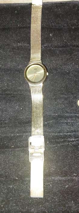 A USED GOLD PLATED CITIZEN QUARTZ WATCH SOLD AS IS NOT TESTED
