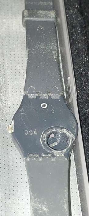 A UNISEX SWATCH RUBBER WATCH MISSING THE BATTERY COVER SOLD AS IS NOT TESTED