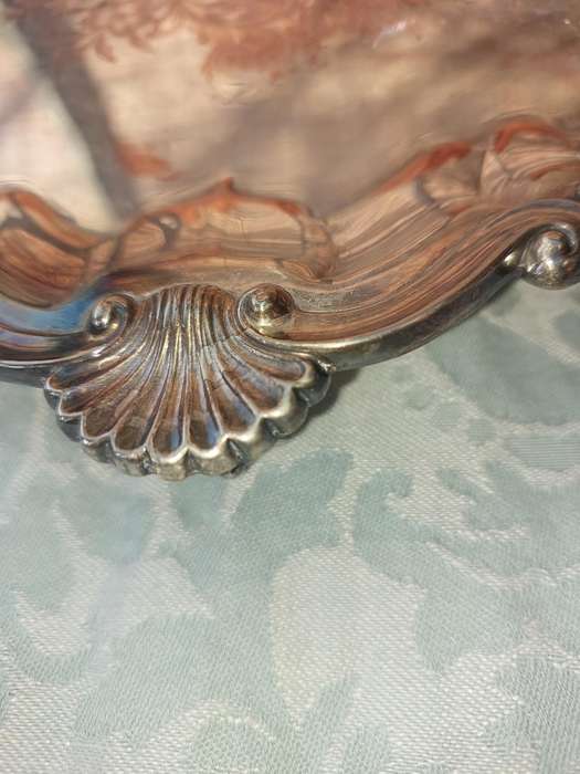 AN ANTIQUE ENGRAVED VICTORIAN FOOTED ROUND SILVER ON COPPER SERVING TRAY SOLD AS IS