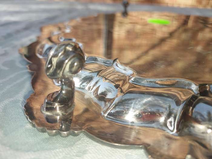 AN ANTIQUE ENGRAVED VICTORIAN FOOTED ROUND SILVER ON COPPER SERVING TRAY SOLD AS IS