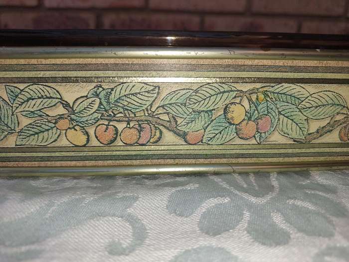 A VIBTAGE B PYREX CORNING CASSEROLE AND A STAND SOLD AS IS