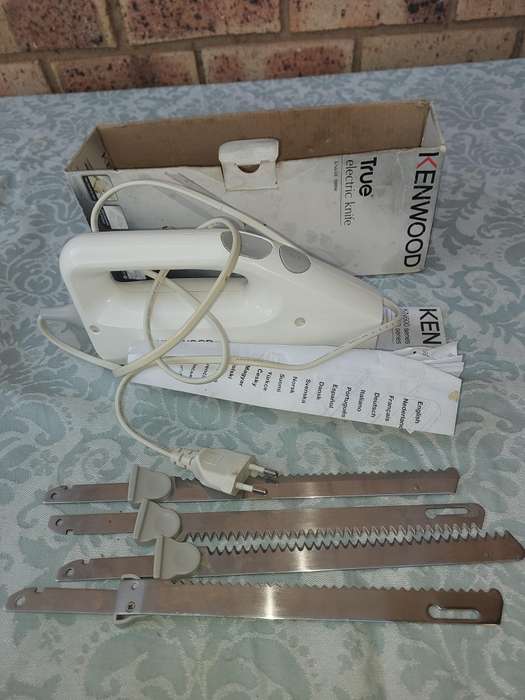 A KENWOOD CARVING KNIFE WITH THE BLADES WORKING SOLD AS IS
