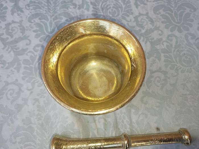 A HEAVY DUTY BRASS PASTEL AND MORTER SOLD AS IS