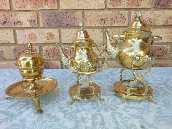 A COLLECTION OF VINTAGE ART DECOR SWINGING TEAPOTS AND A DEFUSER SOLD AS IS