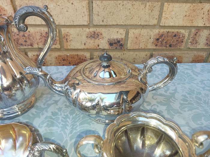 A VINTAGE MARLBORO OF ENGLAND TEAPOT SET SOLD AS IS