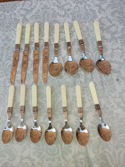 A COLLECTION OF 15 PIECES 18/10 STAINLESS STEEL CUTLERY