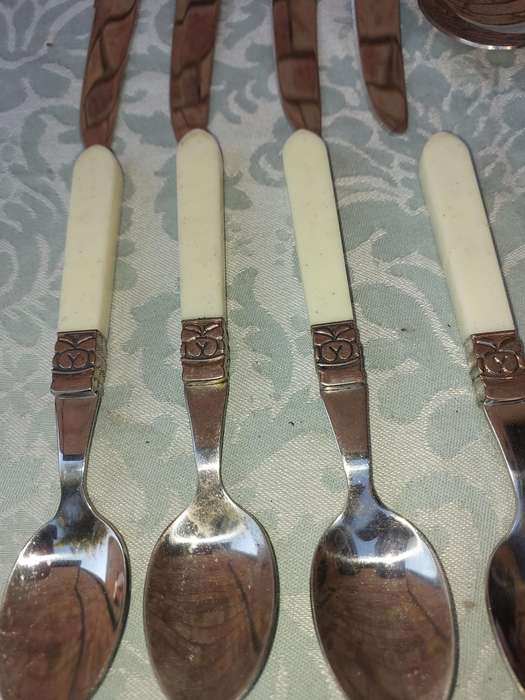 A COLLECTION OF 15 PIECES 18/10 STAINLESS STEEL CUTLERY