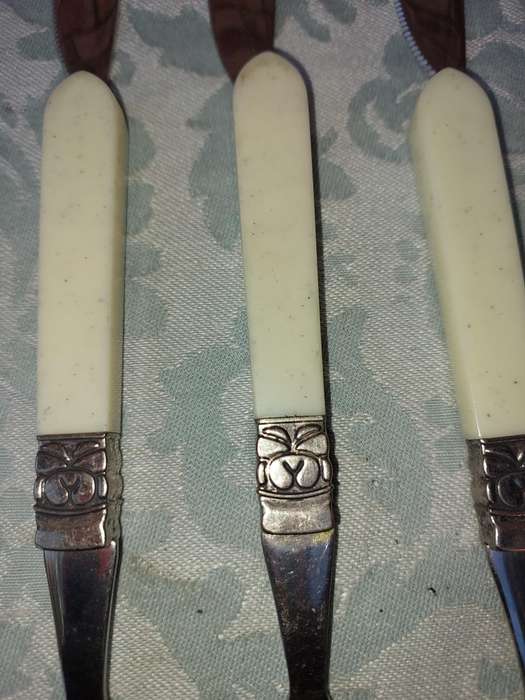 A COLLECTION OF 15 PIECES 18/10 STAINLESS STEEL CUTLERY