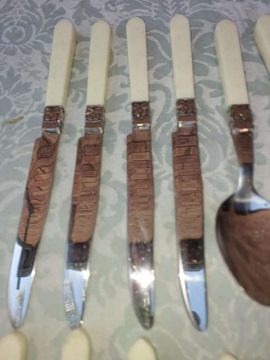 A COLLECTION OF 15 PIECES 18/10 STAINLESS STEEL CUTLERY