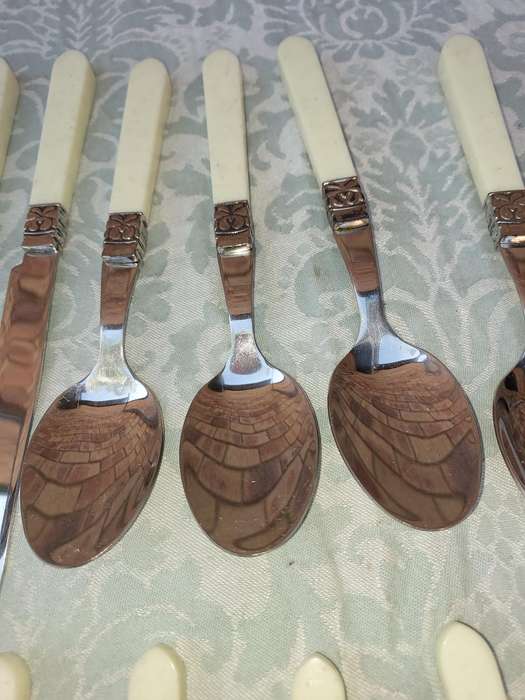 A COLLECTION OF 15 PIECES 18/10 STAINLESS STEEL CUTLERY