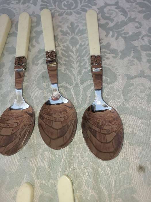 A COLLECTION OF 15 PIECES 18/10 STAINLESS STEEL CUTLERY