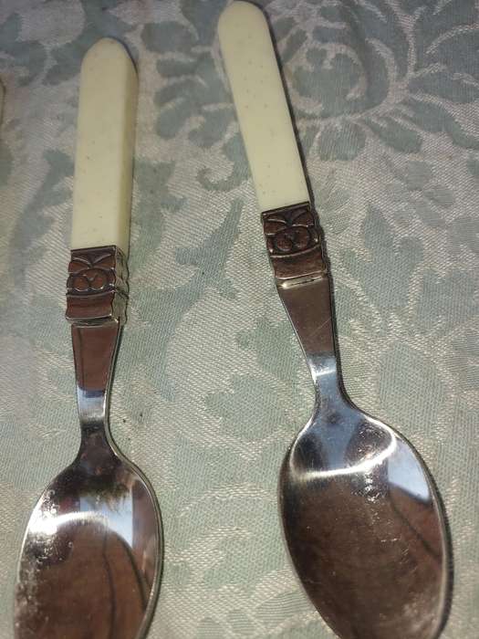 A COLLECTION OF 15 PIECES 18/10 STAINLESS STEEL CUTLERY