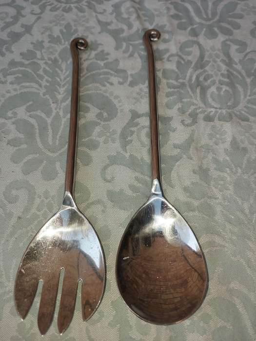 A PAIR OF STAINLESS STEEL SALAD LADELS SOLD AS IS