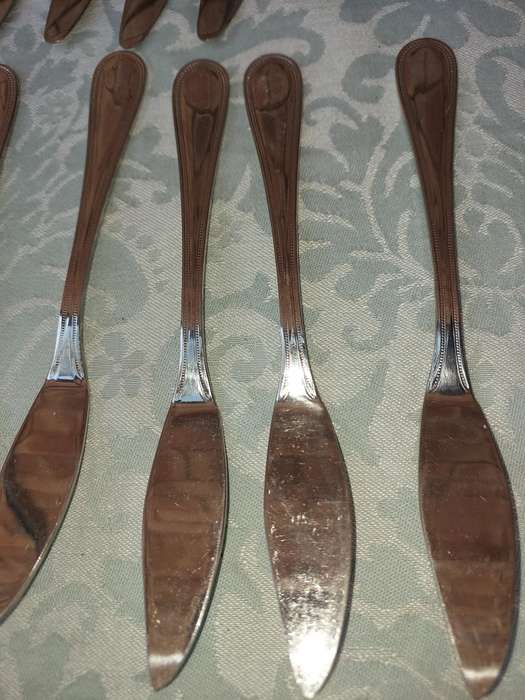 A COLLECTION OF EETRITE STAINLESS STEEL BEAD KNIVES SOLD AS IS