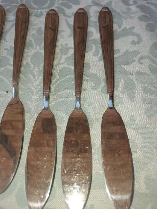 A VINTAGE SET OF FLORENCE 18 10 FISH KNIVES SOLD AS IS