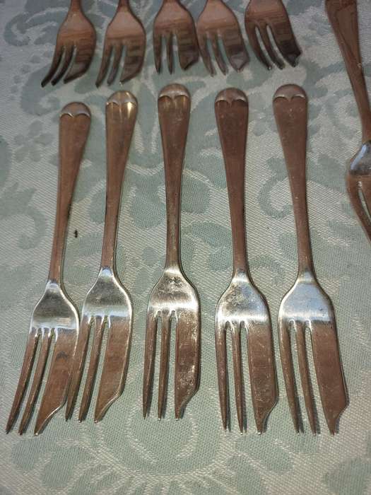 A SET OF VINTAGE CHAMPION PLATE EPNS MADE IN SHEFFIELD ENGLAND CAKE FORKS SOLD AS IS