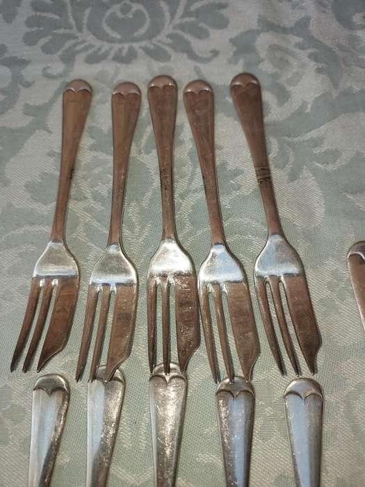 A SET OF VINTAGE CHAMPION PLATE EPNS MADE IN SHEFFIELD ENGLAND CAKE FORKS SOLD AS IS