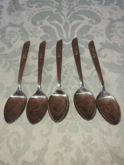 A VINTAGE SET EETRITE STAINLESS STEEL TEASPOONS SOLD AS IS