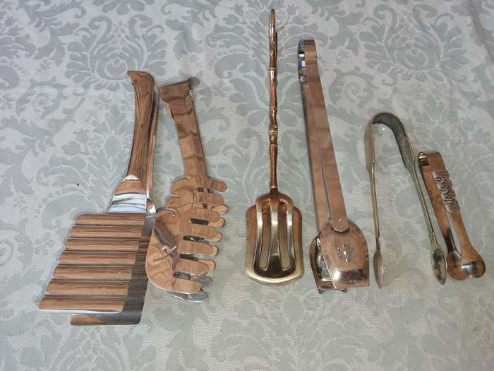 A COLLECTION OF CUTLERY TONGS SOLD AS IS