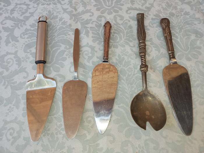 AN ENTIRE COLLECTION CAKE CUTTERS SOLD AS IS
