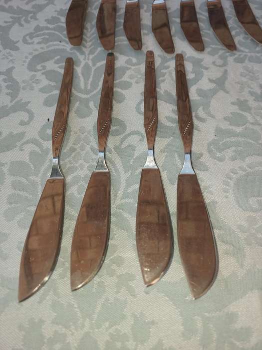 A COLLECTION OF STAINLESS STEEL CUTLERY KNIVES SOLD AS IS