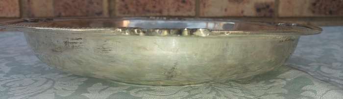 A VINTAGE VICTORIAN SILVER PLATED SERVING BOWL SOLD AS IS