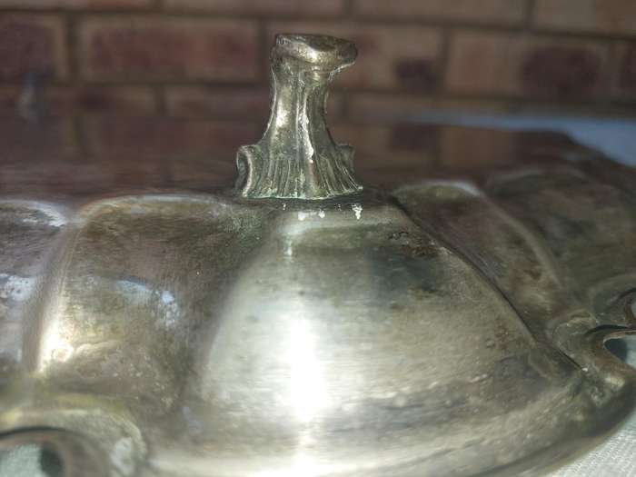 A VINTAGE LARGE SILVER PLATED EDWARDIAN SERVING TRAY WITH HANDLES SOLD AS IS