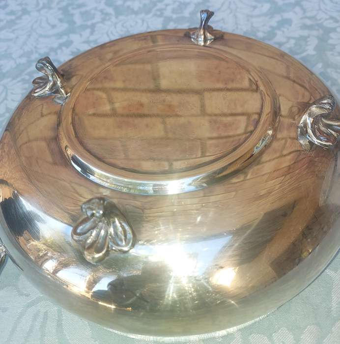 A VINTAGE SILVER TUREEN WITH A PYREX INNER GLASS COMPARTMENTED WITH A GOLD HANDLE LID