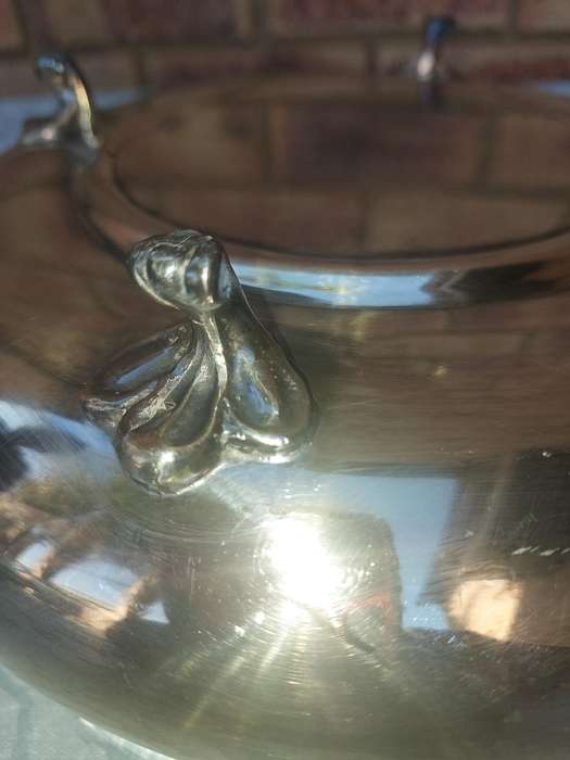 A VINTAGE SILVER TUREEN WITH A PYREX INNER GLASS COMPARTMENTED WITH A GOLD HANDLE LID