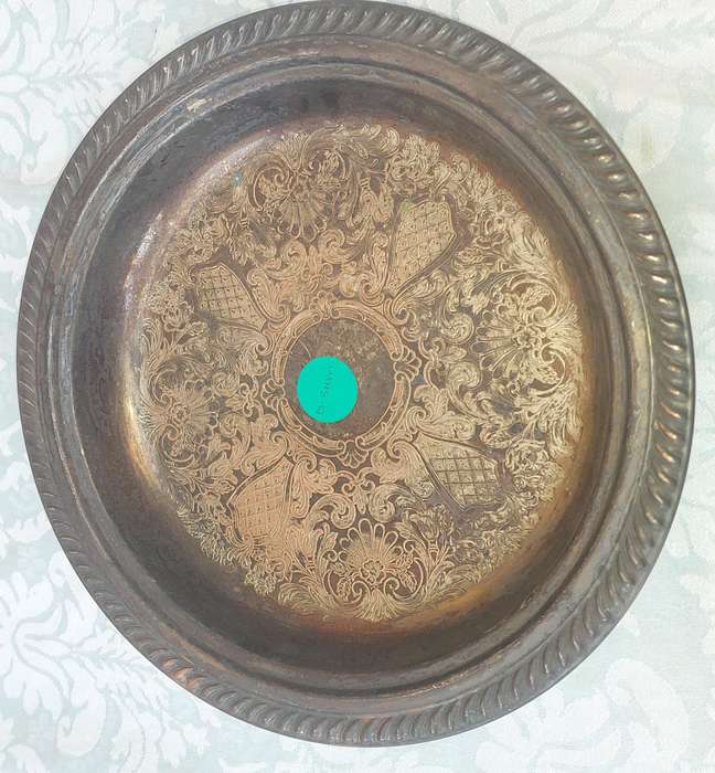 A VINTAGE VICTORIAN ROUND SILVER PLATED SERVING BOWL SOLD AS IS