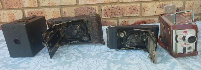 A JOBLOT COLLECTION ANTIQUE CAMERAS SOLD AS IS