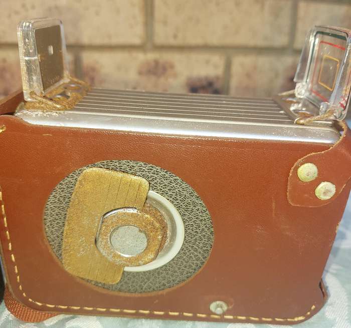 A JOBLOT COLLECTION ANTIQUE CAMERAS SOLD AS IS