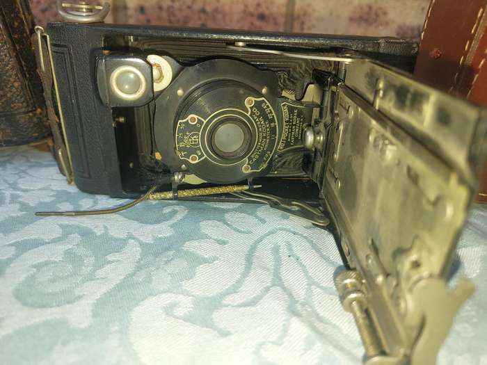 A JOBLOT COLLECTION ANTIQUE CAMERAS SOLD AS IS