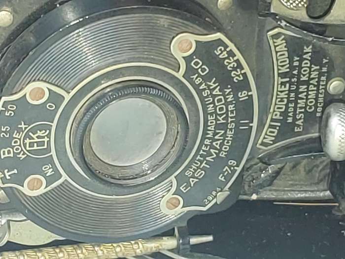 A JOBLOT COLLECTION ANTIQUE CAMERAS SOLD AS IS