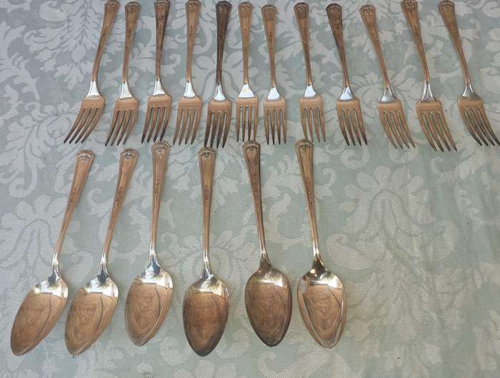 A VINTAGE SET OF STAINLESS STEEL CUTLERY SOLD AS IS