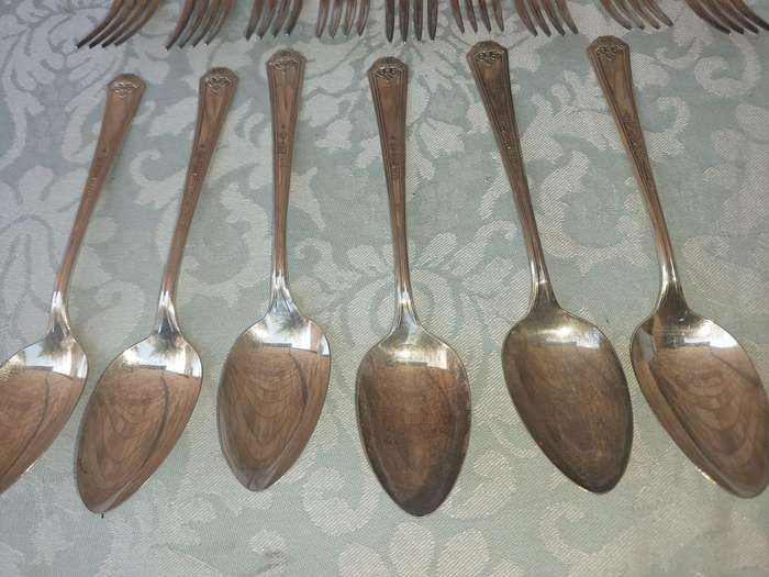 A VINTAGE SET OF STAINLESS STEEL CUTLERY SOLD AS IS