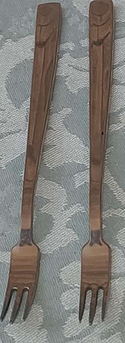 A PAIR OF SEAFOOD APPETISER FORKS SOLD AS IS