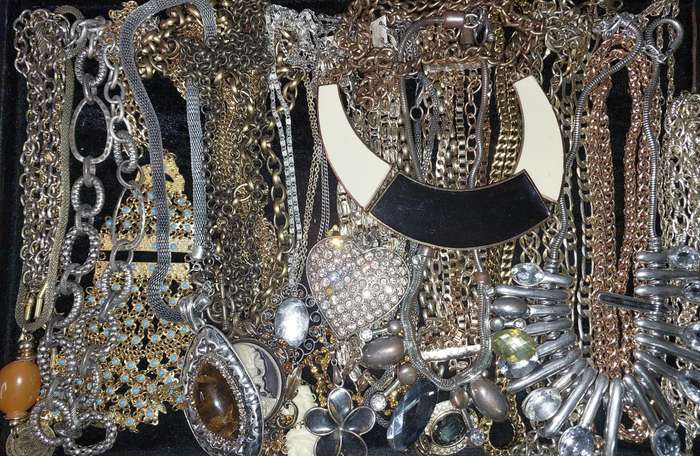 A JOBLOT GOLD PLATED AND SILVER PLATED COSTUME NECKLACES SOLD AS IS