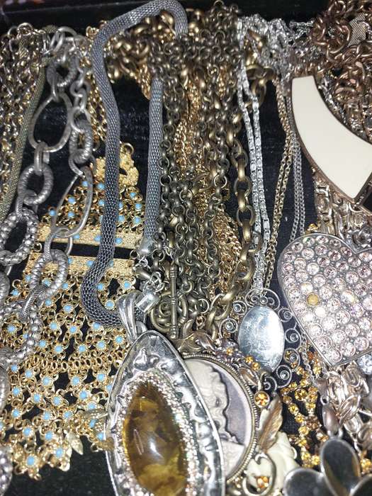 A JOBLOT GOLD PLATED AND SILVER PLATED COSTUME NECKLACES SOLD AS IS