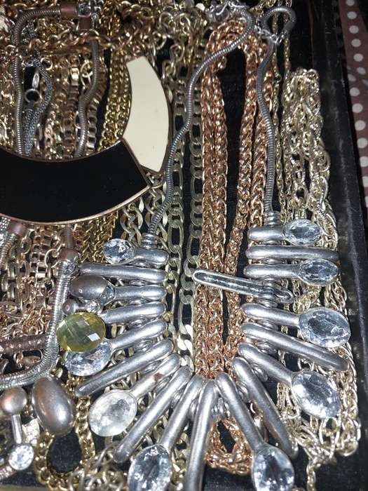 A JOBLOT GOLD PLATED AND SILVER PLATED COSTUME NECKLACES SOLD AS IS