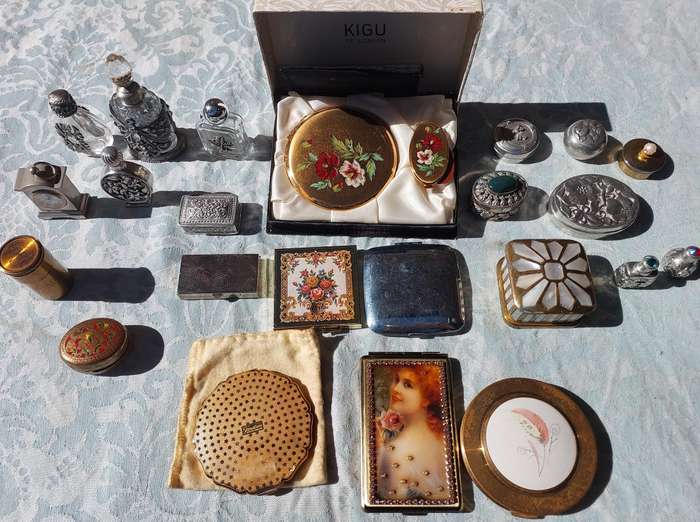 A RARE COLLECTION OF COMPACTS , PILL BOXES AND MIRRORS FR THE DISCERNING LADIES SOLD AS IS