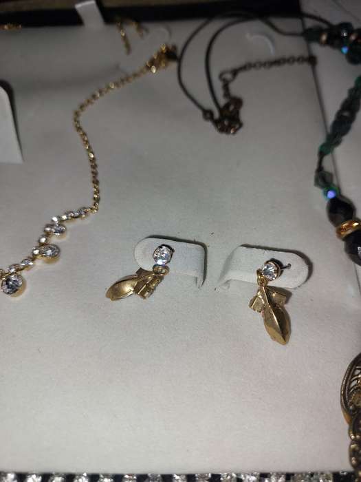 A COLLECTION OF VINTAGE FASHION COSTUME NECKLACE  SETS  SOLD AS IS